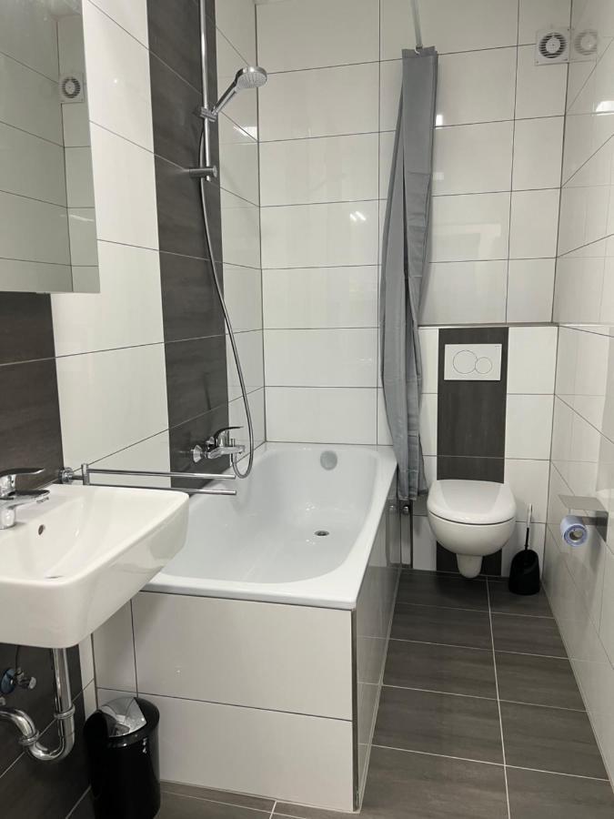 Freshly Renovated City Apartments Essen Kitchen Wifi Near Duesseldorf Airport Exterior photo